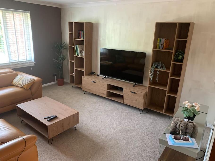 Cosy One Bed Flat Free Parking Apartment Send Екстериор снимка